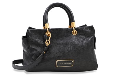 Lot 396 - A MARC JACOBS LEATHER HANDBAG, cross body strap