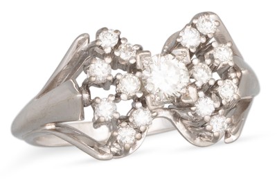 Lot 121 - A DIAMOND CLUSTER RING, the brilliant cut...
