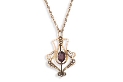 Lot 234 - AN ART NOUVEAU GARNET AND SEED PEARL PENDANT,...