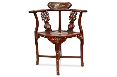 Lot 464 - A 20TH CENTURY ORIENTAL MOTHER-OF-PEARL CORNER...