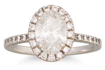Lot 196 - A DIAMOND CLUSTER RING, the oval brilliant cut...