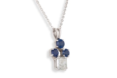 Lot 290 - A DIAMOND AND SAPPHIRE PENDANT, the emerald...