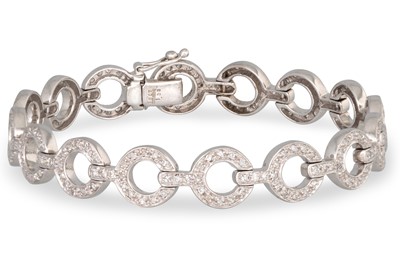 Lot 19 - A DIAMOND CLUSTER BRACELET, circular links...