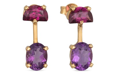 Lot 216 - A PAIR OF GARNET AND AMETHYST DROP EARRINGS,...