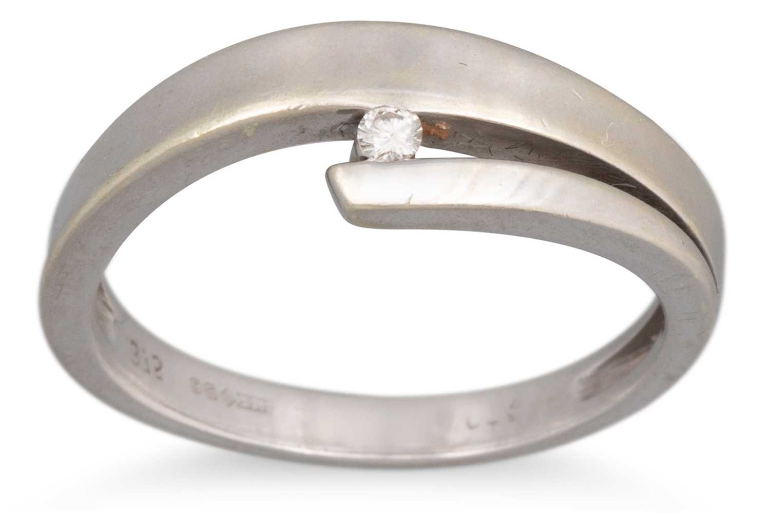 Lot 85 - A DIAMOND SOLITAIRE RING, cross-over style,...