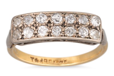 Lot 262 - AN ANTIQUE DIAMOND TWO ROWED RING, the old cut...