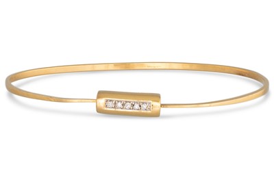 Lot 263 - A DIAMOND BANGLE, the diamond set rectanglar...