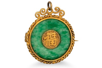 Lot 11 - A JADE BROOCH/PENDANT, mounted in yellow gold