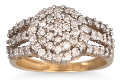 Lot 27 - A DIAMOND CLUSTER RING, the central round...