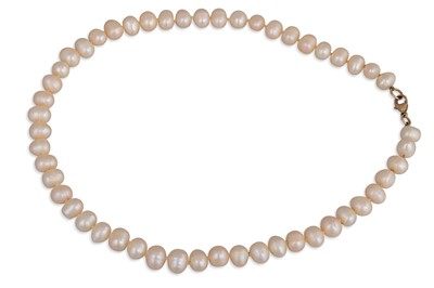 Lot 50 - A CULTURED PEARL NECKLACE, to a 9ct yellow...