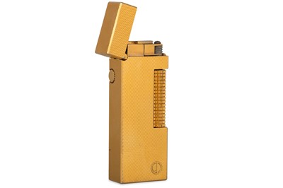 Lot 321 - A DUNHILL LIGHTER, in gilt colour