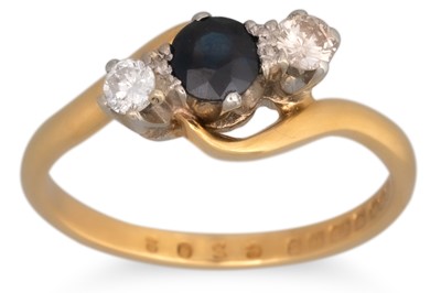 Lot 79 - A VINTAGE THREE STONE DIAMOND AND SAPPHIRE...