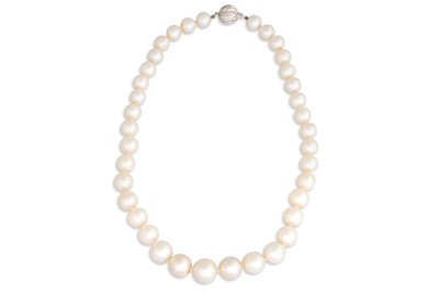 Lot 253 - A STRING OF SOUTH SEA CULTURED PEARL NECKLACE,...