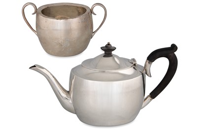 Lot 400 - AN EDWARDIAN IRISH SILVER PLAIN TEA POT,...
