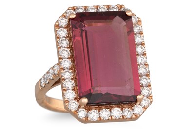 Lot 187 - A TOURMALINE AND DIAMOND CLUSTER RING, the...
