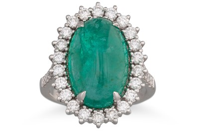 Lot 188 - AN EMERALD AND DIAMOND CLUSTER RING, the...
