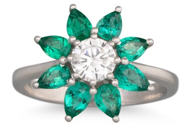 Lot 189 - AN EMERALD AND DIAMOND CLUSTER RING, star...