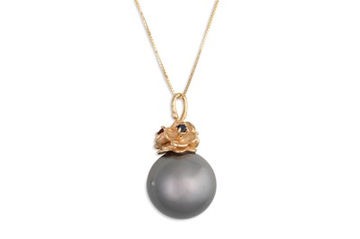 Lot 191 - A TAHITIAN PEARL PENDANT, mounted in 14ct...