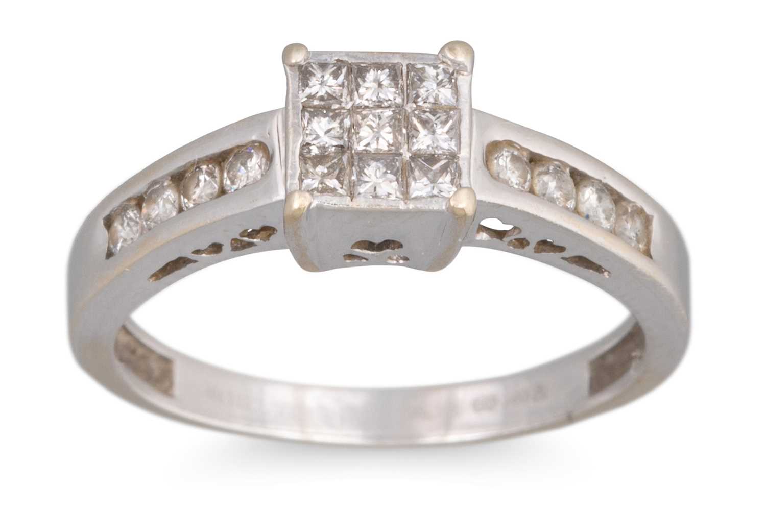 Lot 85 - A DIAMOND CLUSTER RING, set with princess cut...