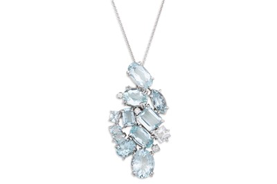 Lot 193 - AN AQUAMARINE NECKLACE, comprising a cluster...