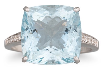 Lot 195 - AN AQUAMARINE AND DIAMOND RING, the cushion...