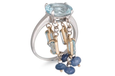 Lot 196 - AN AQUAMARINE AND SAPPHIRE RING, of unusual...