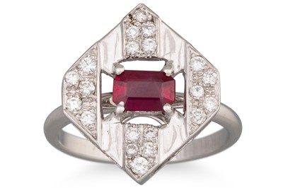 Lot 221 - A RUBY AND DIAMOND PLAQUE RING, mounted in...