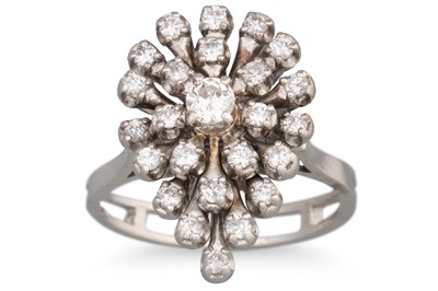 Lot 222 - A VINTAGE DIAMOND CLUSTER RING, the brilliant...