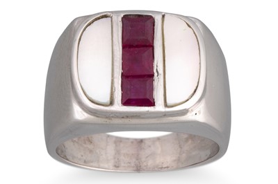 Lot 249 - A RUBY AND MOTHER-OF-PEARL RING, mounted in...