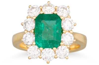 Lot 210 - AN EMERALD AND DIAMOND CLUSTER RING, the...
