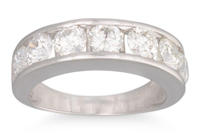 Lot 174 - A DIAMOND HALF ETERNITY RING, the seven...