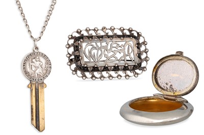 Lot 374 - AN ANTIQUE SILVER COMPACT, on a silver chain...