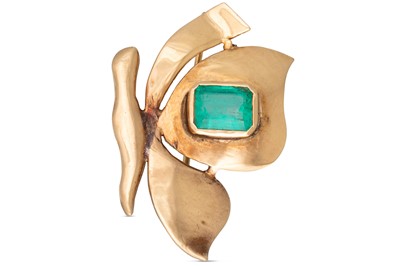 Lot 147 - AN EMERALD SET BROOCH, the trap cut emerald to...