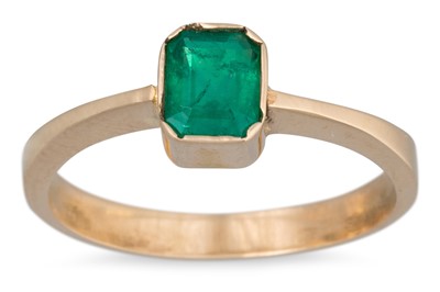 Lot 148 - AN EMERALD SINGLE STONE RING, the rectangular...
