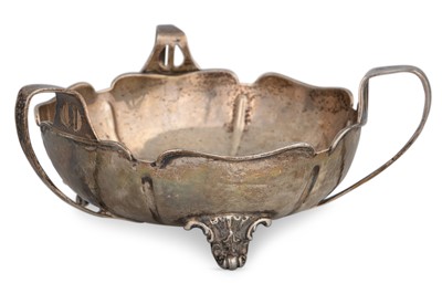Lot 386 - AN EDWARDIAN SILVER ART NOUVEAU SHAPED...