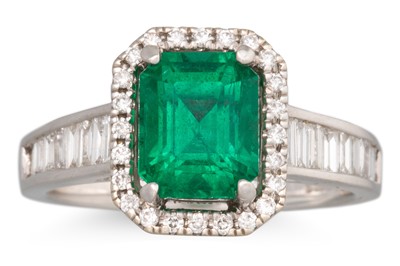 Lot 280 - AN EMERALD AND DIAMOND CLUSTER RING, the...