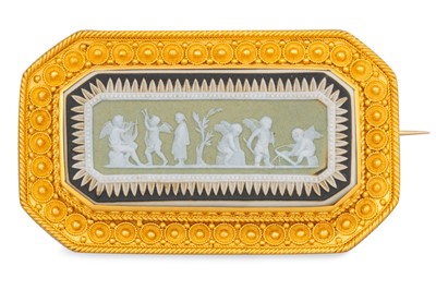 Lot 167 - AN ANTIQUE WEDGEWOOD BROOCH, gold canetille...