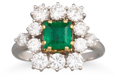 Lot 290 - AN EMERALD AND DIAMOND CLUSTER RING, the...
