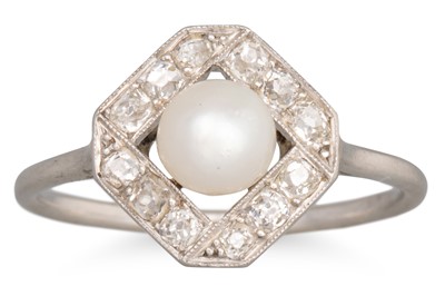 Lot 292 - AN ANTIQUE PEARL AND DIAMOND CLUSTER RING,...