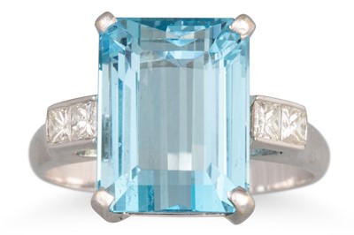 Lot 294 - AN AQUAMARINE SINGLE STONE RING, to diamond...