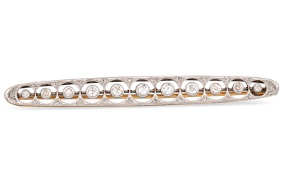 Lot 301 - AN EDWARDIAN DIAMOND BAR BROOCH, openwork...