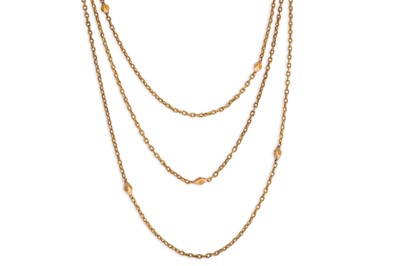 Lot 305 - AN ANTIQUE 18CT GOLD LONG CABLE LINK CHAIN,...