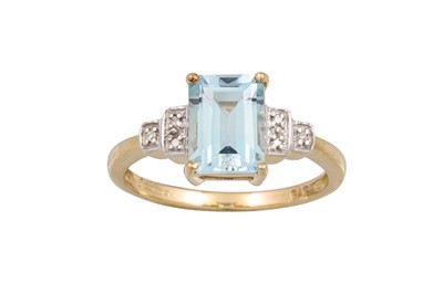 Lot 173 - A DIAMOND AND AQUAMARINE RING, the rectangular...