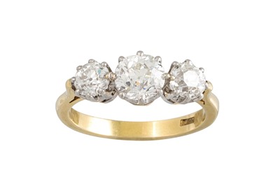 Lot 417 - A THREE STONE DIAMOND RING, the old cut...