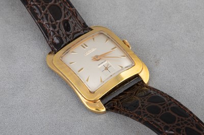 Lot 288 - A VINTAGE GENT'S 'ROAMER' TANK WRISTWATCH,...