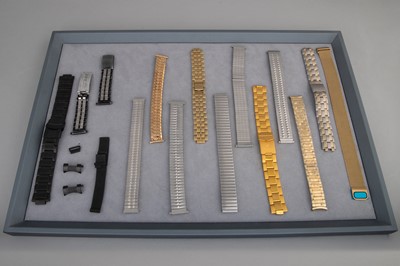 Lot 307 - A LARGE COLLECTION OF VINTAGE AND MODERN WATCH...