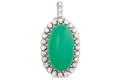 Lot 121 - A DIAMOND AND CHRYSOPRASE CLUSTER PENDANT, the...