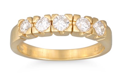 Lot 131 - A FIVE STONE DIAMOND RING, the brilliant cut...