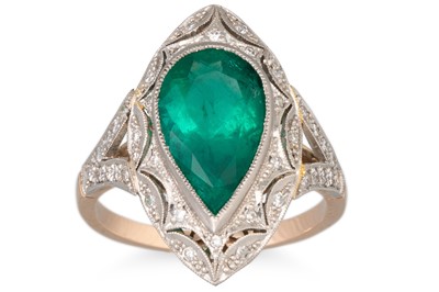 Lot 165 - AN EMERALD AND DIAMOND CLUSTER RING, the...