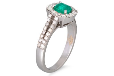 Lot 236 - AN EMERALD AND DIAMOND CLUSTER RING,...